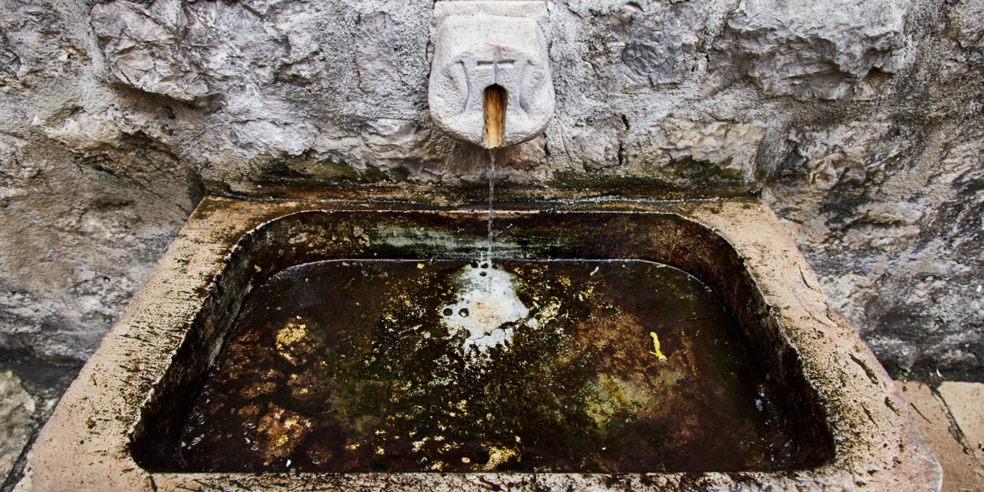 pouvoir sacré de l’eau bénite pouvoir sacré de l’eau bénite