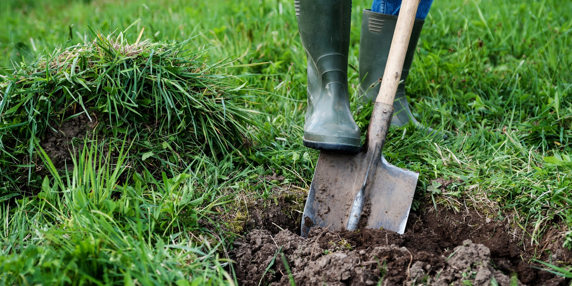 Les paysans enterrent des objets sous les maisons