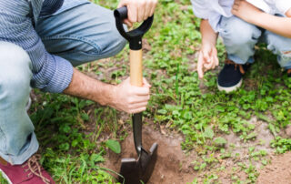 les anciens enterraient des objets sous leurs maisons