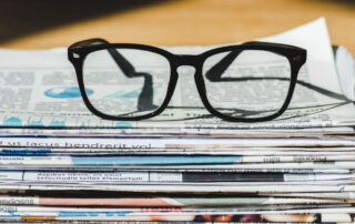 les médias ridiculisent les voyants